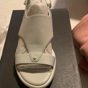 New in box Naturalizer Women's mist grey sandals